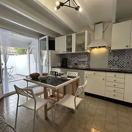 T2 Climatisee Avec Parking, Proche - Fr-1-249-433 Holiday home